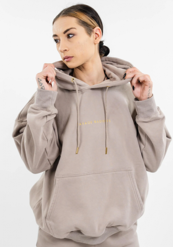 Hoodie oversize dengan aksen kantong besar